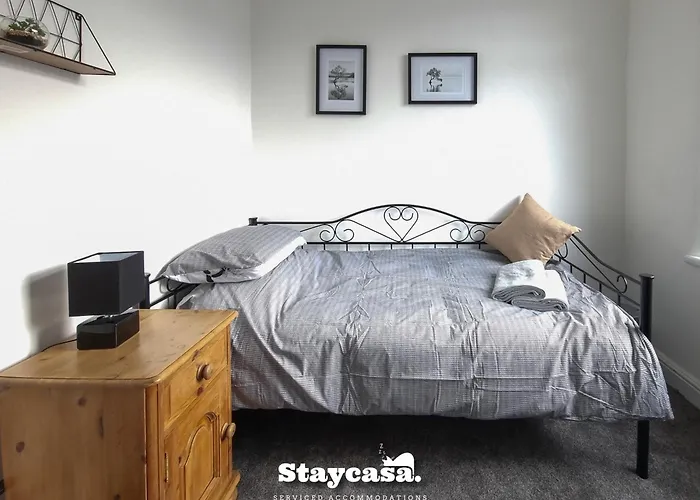 Spacious 6-bed With Large Patio And Free Parking Holiday home