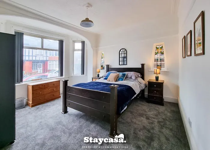 Spacious 6-bed With Large Patio And Free Parking 맨체스터