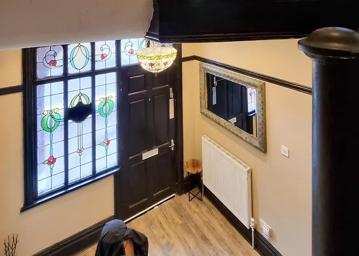 Spacious 6-bed With Large Patio And Free Parking