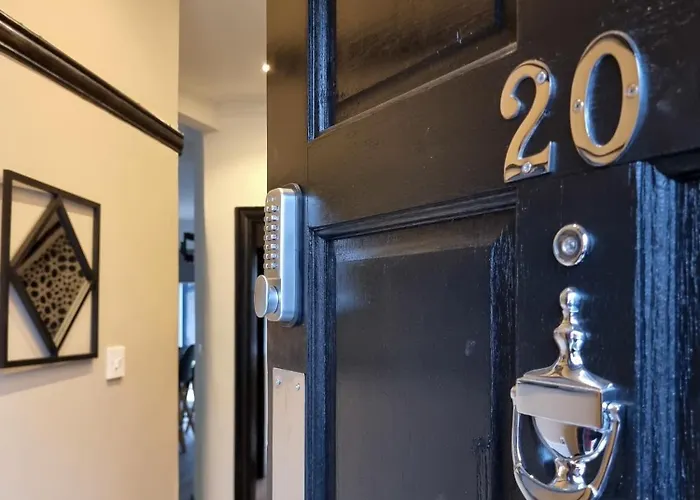 Spacious 6-bed With Large Patio And Free Parking Holiday home