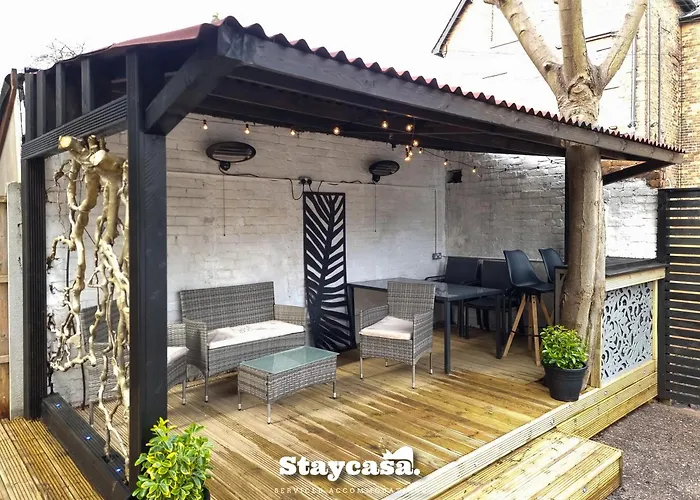 Spacious 6-bed With Large Patio And Free Parking Tatil Evi *