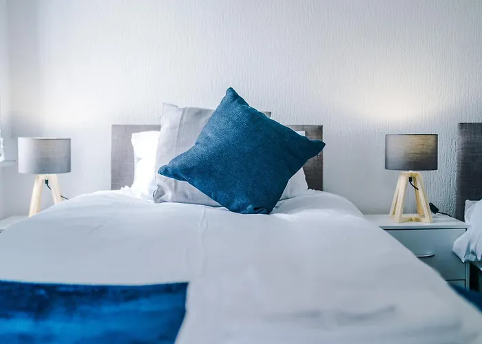 Fun & Spacious 3Bed L Pool Table & Pingpong Table * Manchester