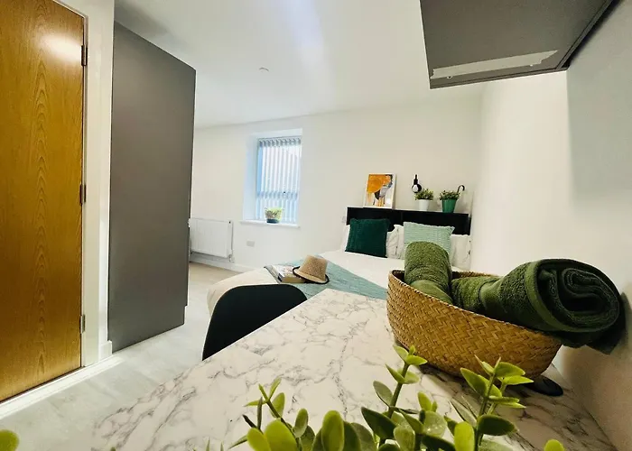 Stretford Sanctuary: Stylish Studio *