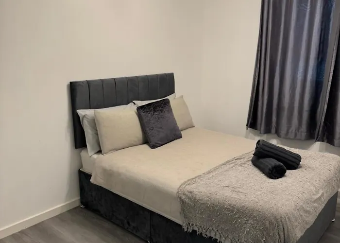 Spacious 2 Double Bedroom Near Centre, Salford