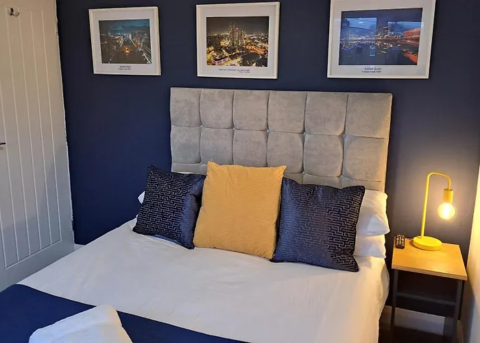 Ferienhaus The Heart - Cosy 3 Bedroom House With Double Driveway And Garden In Manchester