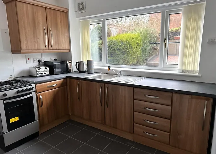 펜션 Cosy & Quiet House Close To Etihad And Centre *