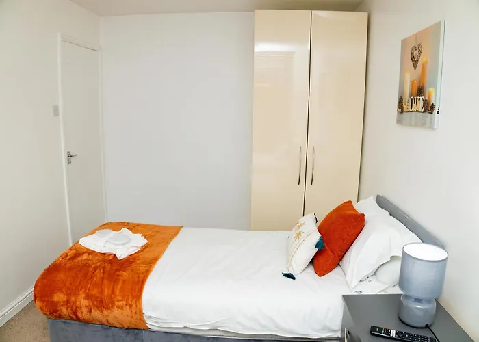 Dynasty - Alison Kelly Close * Mánchester