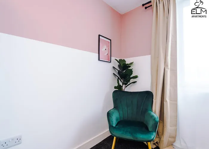 Elm , Collection Of Available Near Media , Free Parking Apartment Manchester