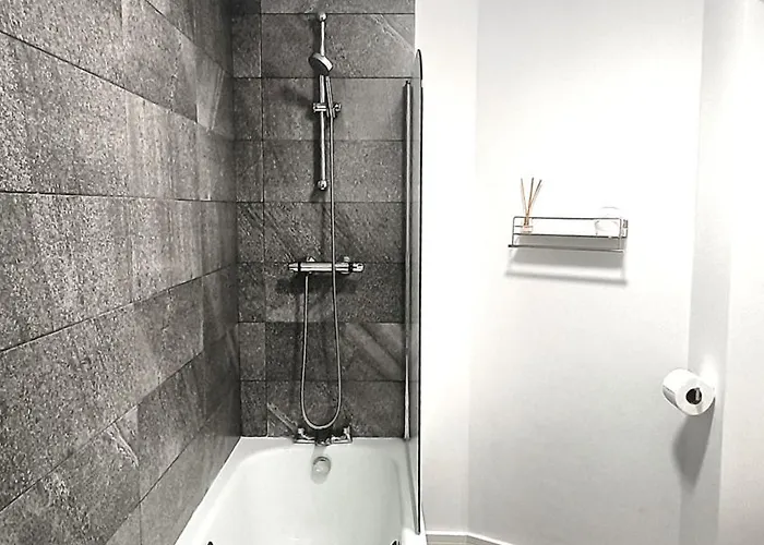 Ideal For Groups - Modern 2 Bedroom - Free Parking, Transit Links, Close To Stadiums 맨체스터