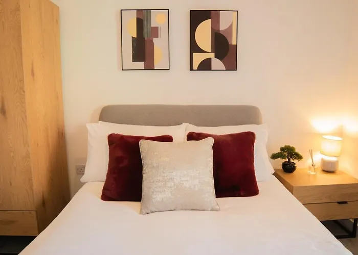 Luxury Mcr 2bed,2bath Apartment- Location! Daire