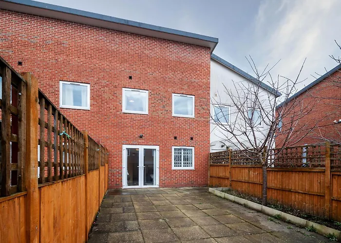 6 Guests - 3 Bedrooms - Free Wi-fi -