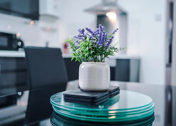 Fun & Spacious 3Bed L Pool Table & Pingpong Table *