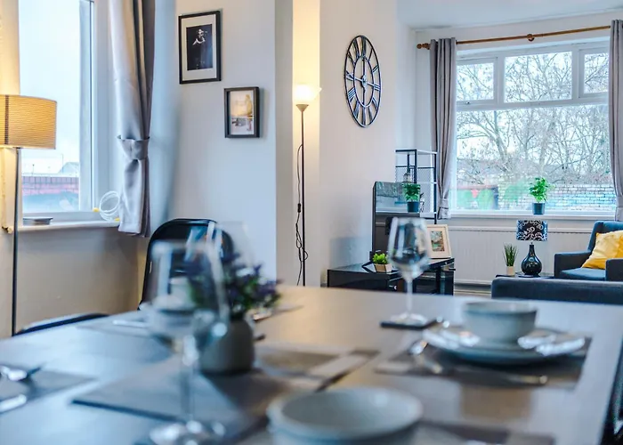 Vakantiehuis Fun & Spacious 3Bed L Pool Table & Pingpong Table Manchester