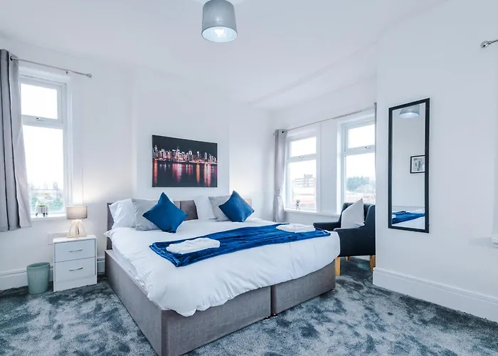 Fun & Spacious 3Bed L Pool Table & Pingpong Table * Manchester