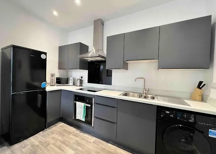 Free Parking - Cosy 2-br Flat Near Salford Royal