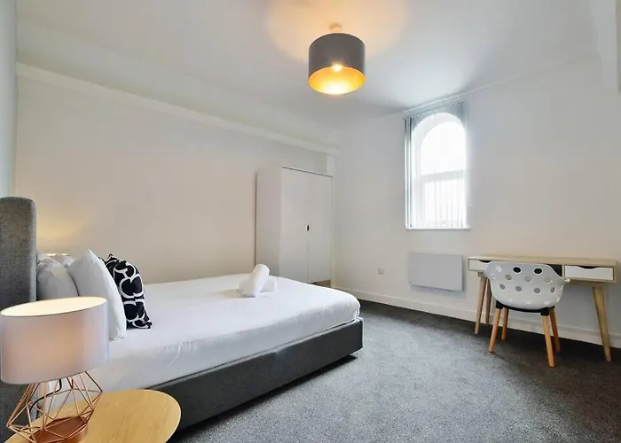 Free Parking - Modern 2-br Flat Close To Salford Royal