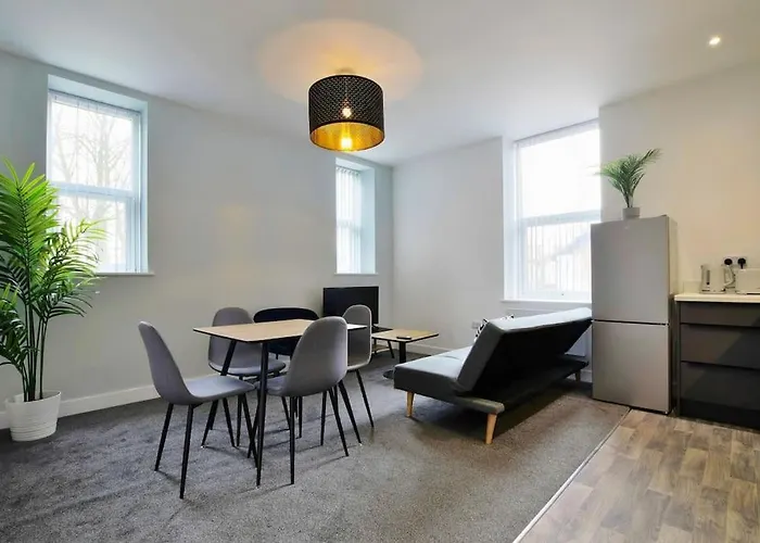 Free Parking - Charming 2-br Flat Near Salford Royal