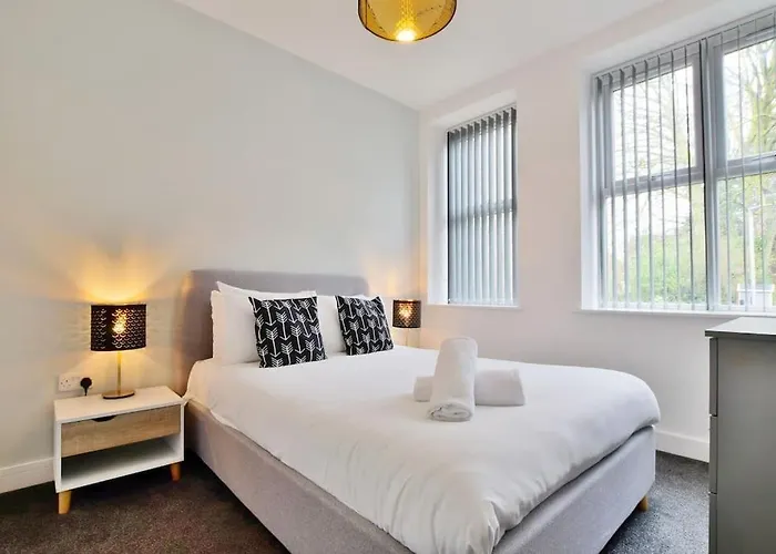 Free Parking - Spacious 2-br Close To Salford Royal Appartement
