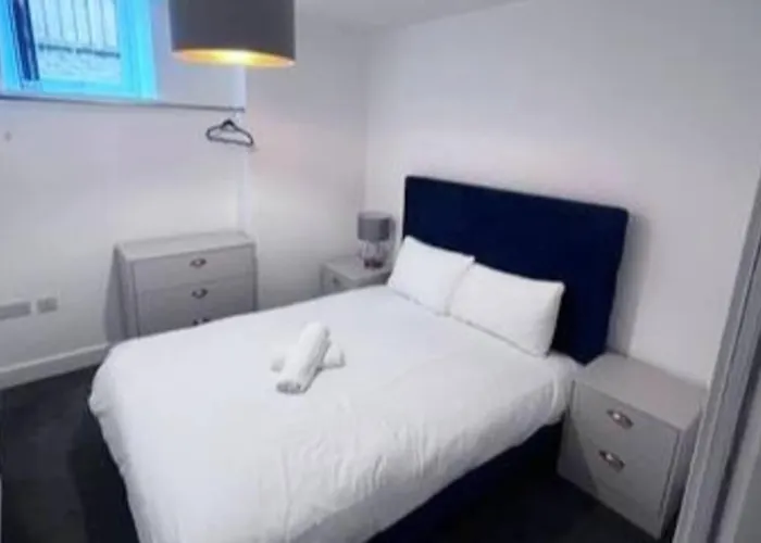 Free Parking - Lovely 2-br Flat Near Salford Royal Manchester