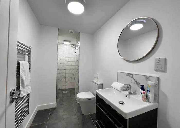 Free Parking - Lovely 2-br Flat Near Salford Royal