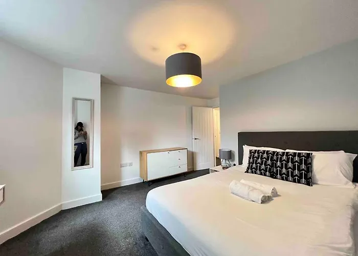 Free Parking - Lovely 2-br Flat Near Salford Royal *