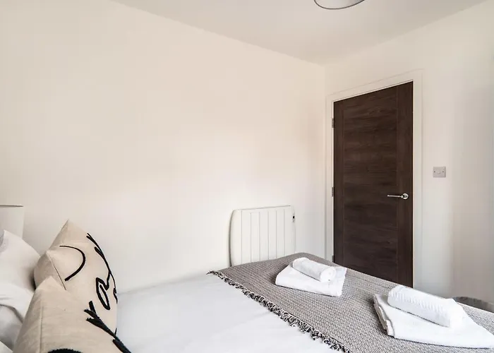 Stayzeni, Alexandra Rise Roomy 1 Bed Apartament *
