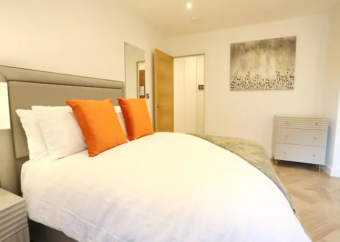 3 Bed Flat 8 Min Walk To Centre - Pass The Keys *