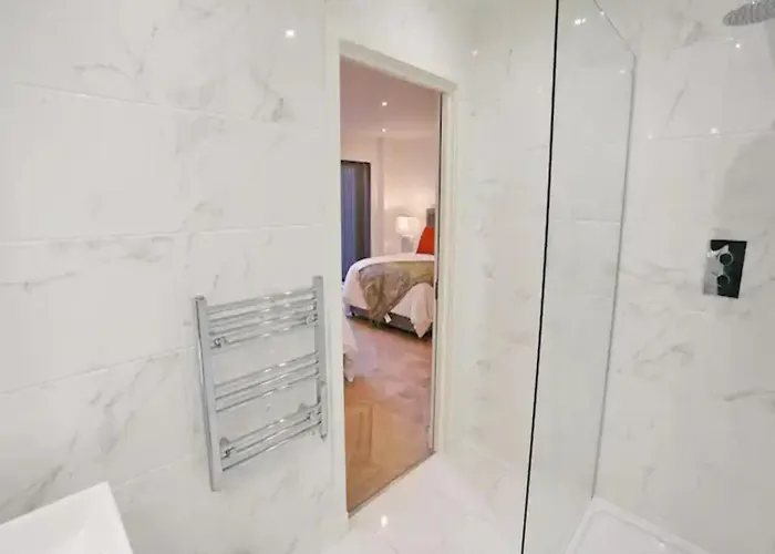 3 Bed Flat 8 Min Walk To Centre - Pass The Keys