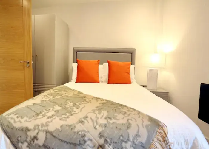 3 Bed Flat 8 Min Walk To Centre - Pass The Keys Appartement *