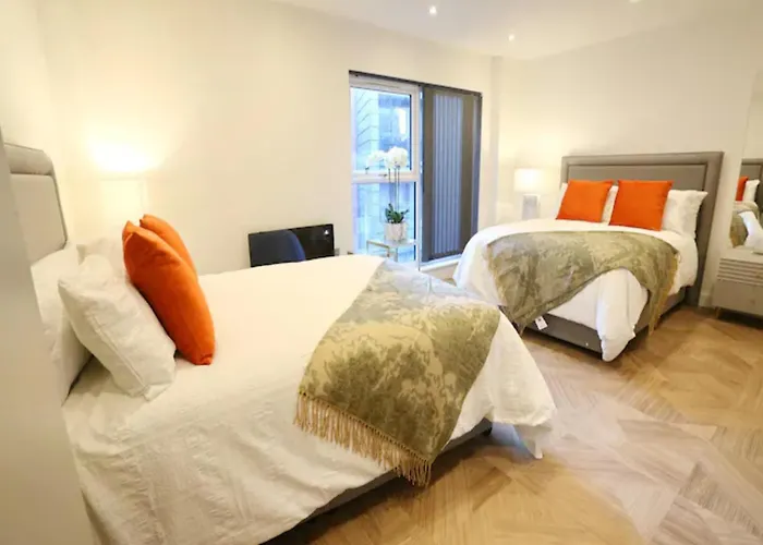 3 Bed Flat 8 Min Walk To Centre - Pass The Keys