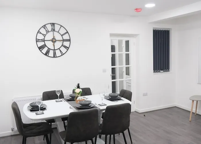 Etihcity - 3 Bedroom Semi - Free Parking Near Etihad Stadium, Tourist Attractions, Centre, Transport And Motorway Links Next To Mcdonald's - Sky N Netflix בית נופש *