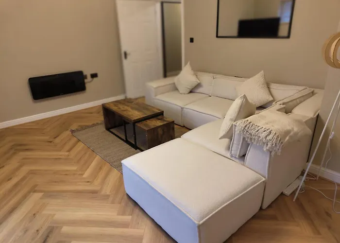 New 2 Bedroom In - Stretford - Old Trafford Close To Football-cricket Ground & Centre شقة مانشستر