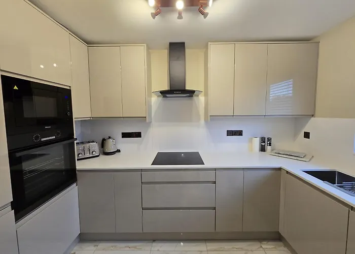 New 2 Bedroom In - Stretford - Old Trafford Close To Football-cricket Ground & Centre شقة