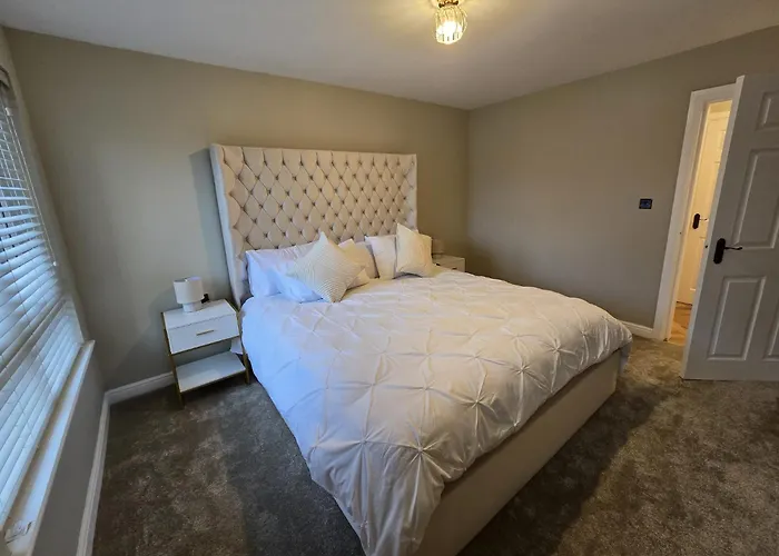 New 2 Bedroom In - Stretford - Old Trafford Close To Football-cricket Ground & Centre شقة مانشستر