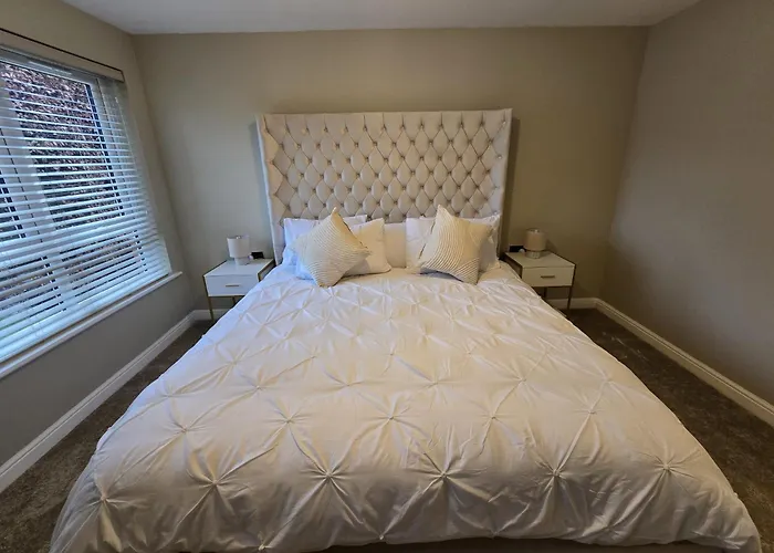 New 2 Bedroom In - Stretford - Old Trafford Close To Football-cricket Ground & Centre *