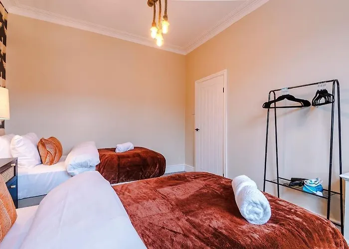 Salford Sanctuary 5 Bed House *