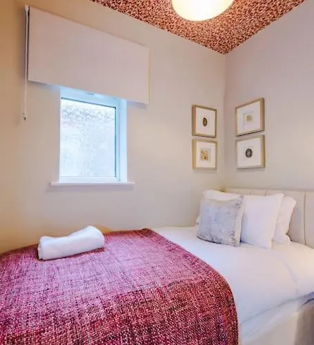 Salford Sanctuary 5 Bed House 別荘 *