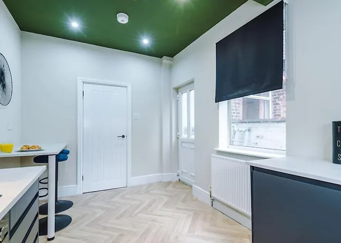 Salford Sanctuary 5 Bed House *