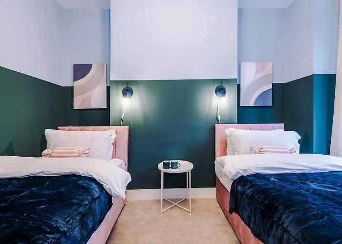 5 Bed Salford Sanctuary Retreat *