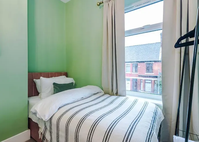 5 Bed Salford Sanctuary Retreat *