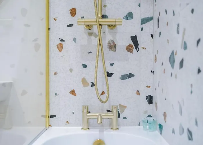 5 Bed Salford Sanctuary Retreat *