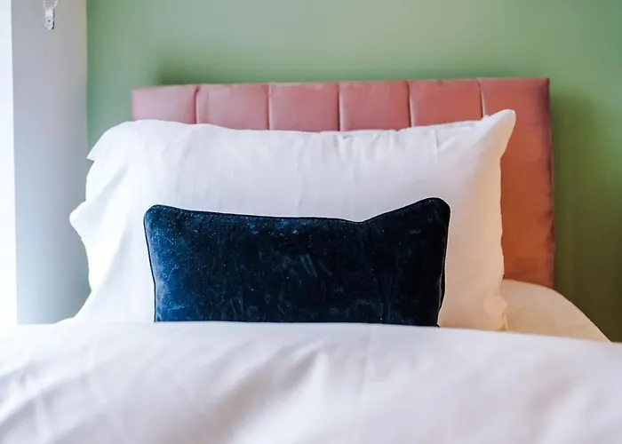 5 Bed Salford Sanctuary Retreat 맨체스터