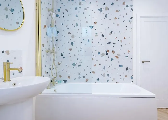 5 Bed Salford Sanctuary Retreat *