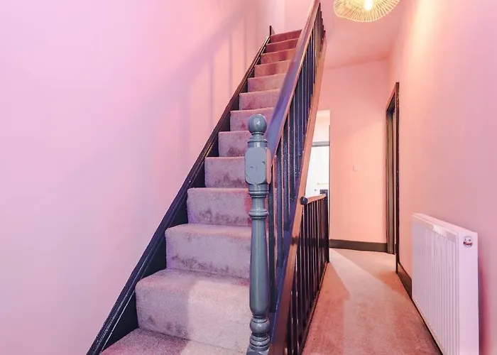 5 Bed Salford Sanctuary Retreat *