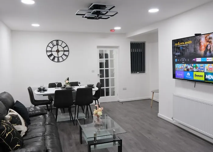 Modernized Three Bedroom House Near Stadium, Attractions, Centre - Sky N Netflix - Convenient Transport بيت للعطل