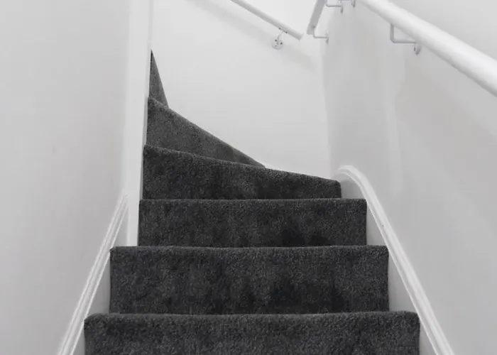 Modernized Three Bedroom House Near Stadium, Attractions, Centre - Sky N Netflix - Convenient Transport