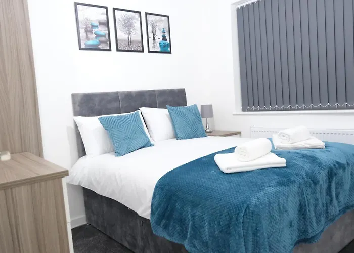 Modernized Three Bedroom House Near Stadium, Attractions, Centre - Sky N Netflix - Convenient Transport Сasa de vacaciones