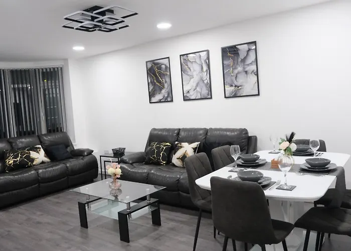 Modernized Three Bedroom House Near Stadium, Attractions, Centre - Sky N Netflix - Convenient Transport * مانشستر