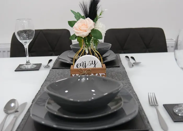 Modernized Three Bedroom House Near Stadium, Attractions, Centre - Sky N Netflix - Convenient Transport