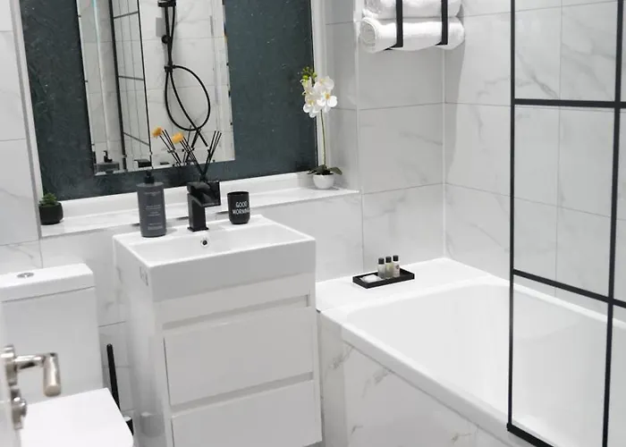 Modernized Three Bedroom House Near Stadium, Attractions, Centre - Sky N Netflix - Convenient Transport بيت للعطل